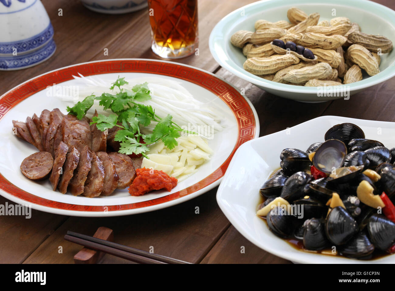 taiwanesische Fleischwurst, marinierte Fluss Clam, taiwanesische Essen Vorspeise Stockfoto