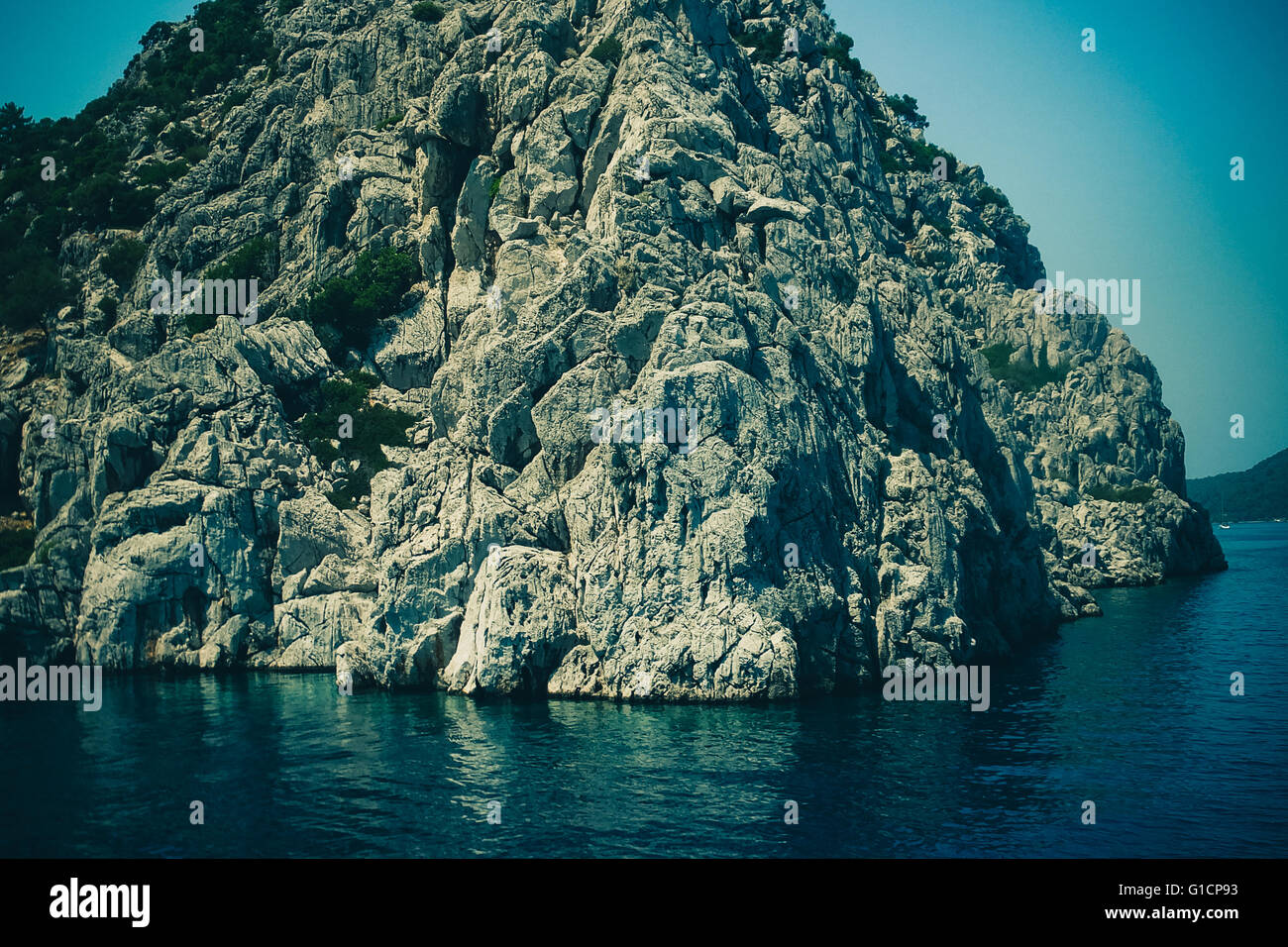 Felsen im Meer, Resort, Boot, Berg, Welle, Lagune, lange, Hintergrund Stockfoto