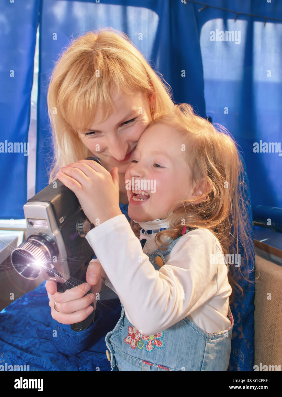 Junge Mutter und Tochter Film gedreht Stockfoto