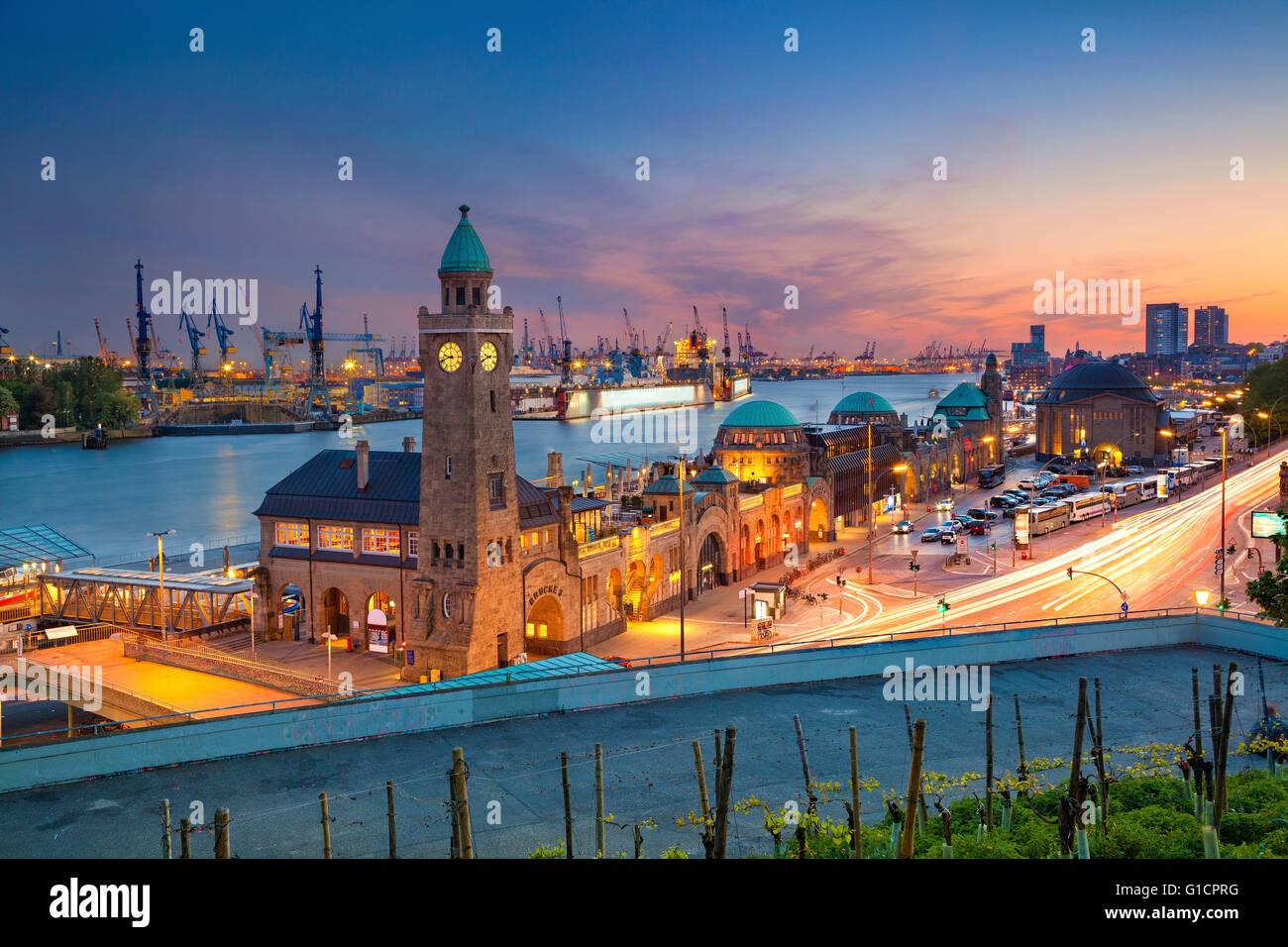 Hamburg, Deutschland. Bild der Landungsbrücken und der Hafen bei Sonnenuntergang in Hamburg, Deutschland. Stockfoto