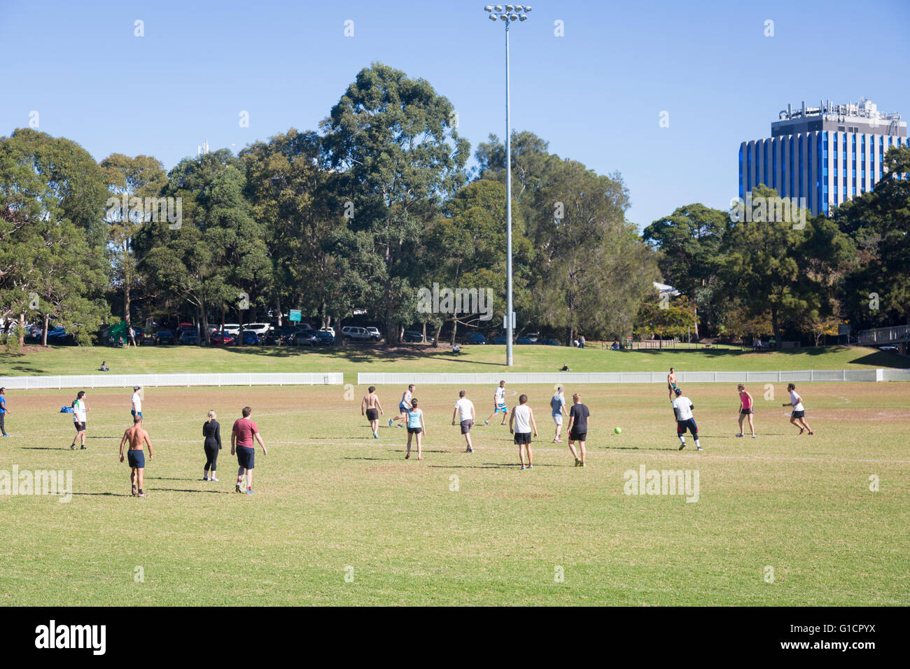 Sydney Sport Oval in St Leonards mit einer Gruppe von Männern und Frauen spielen Fußball, Australien Stockfoto