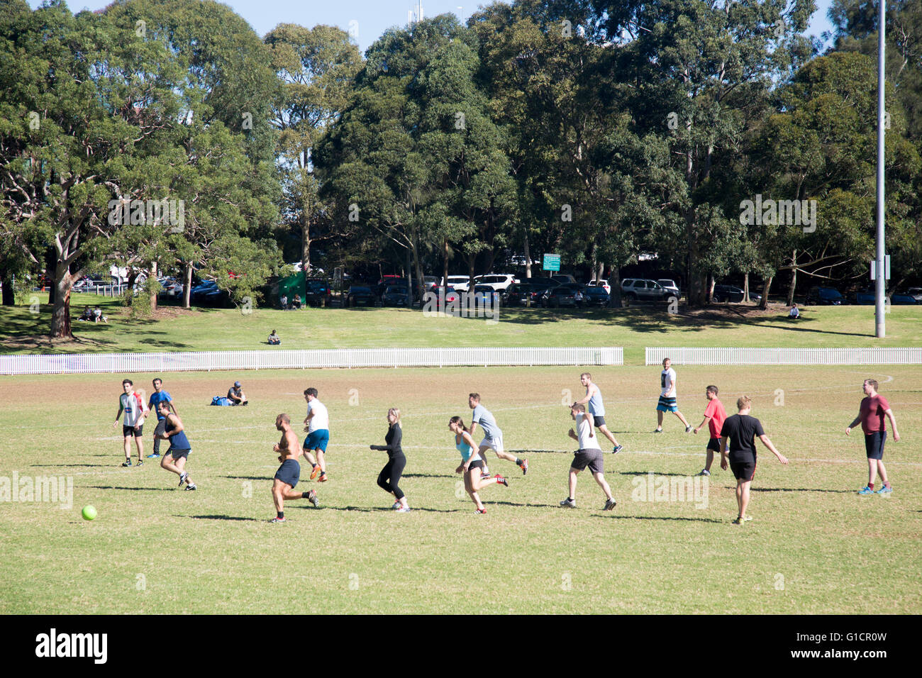 Sydney Sport Oval in St Leonards mit einer Gruppe von Männern und Frauen spielen Fußball, Australien Stockfoto