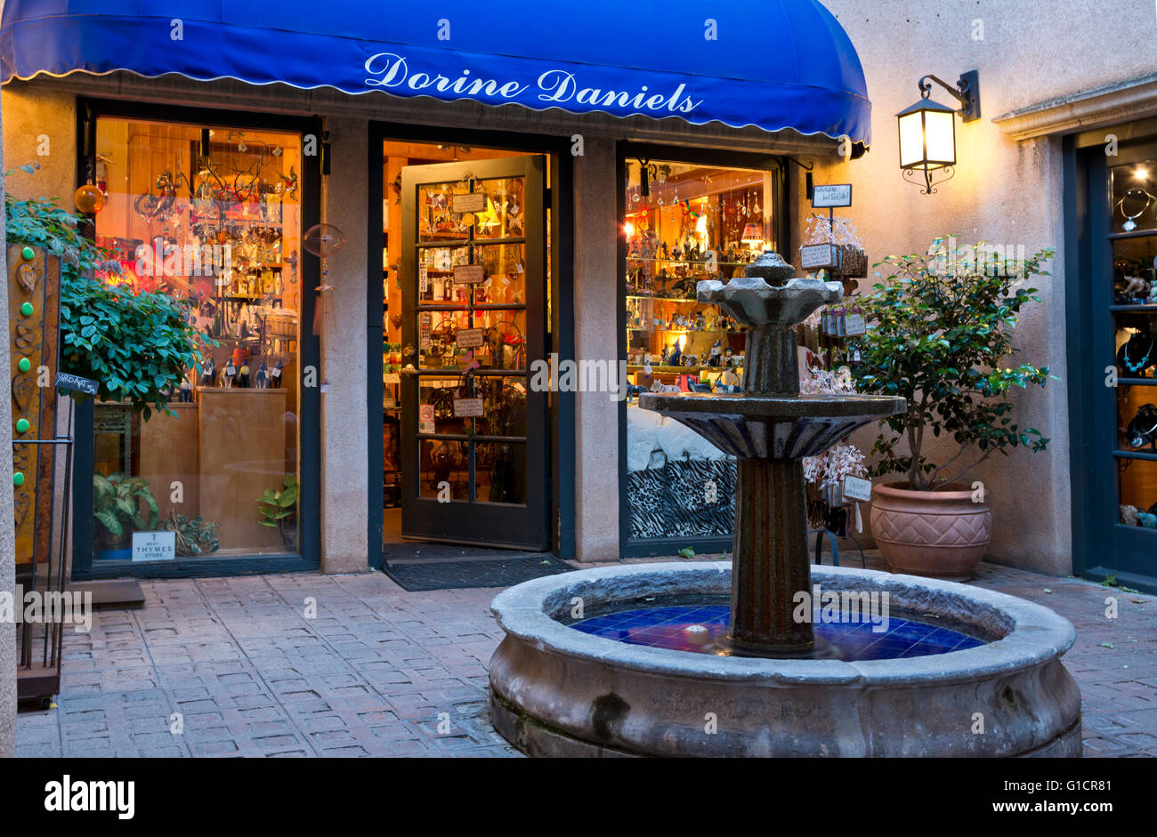 Dorine Daniels store und dekorative Brunnen in Tlaquepaque Kunst und Handwerk Dorf in Sedona, Arizona. Artisan Einkaufen in Sedona. Stockfoto