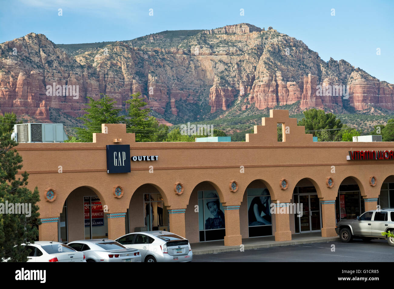 Lücke-Outlet-Store in Oak Creek in der Nähe von Sedona Arizona.  Roten Felsen im Hintergrund. Stockfoto