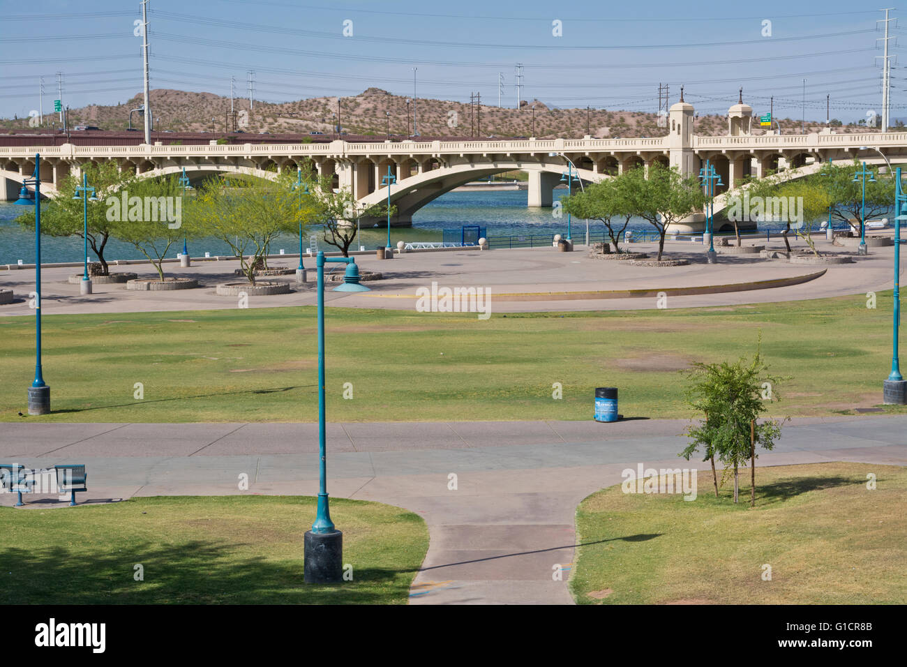 Tempe Strandpark in Tempe, Arizona (Phoenix).  Mill Avenue Brücke Kreuzung Tempe Town Lake und das Salz Flussbett. Stockfoto