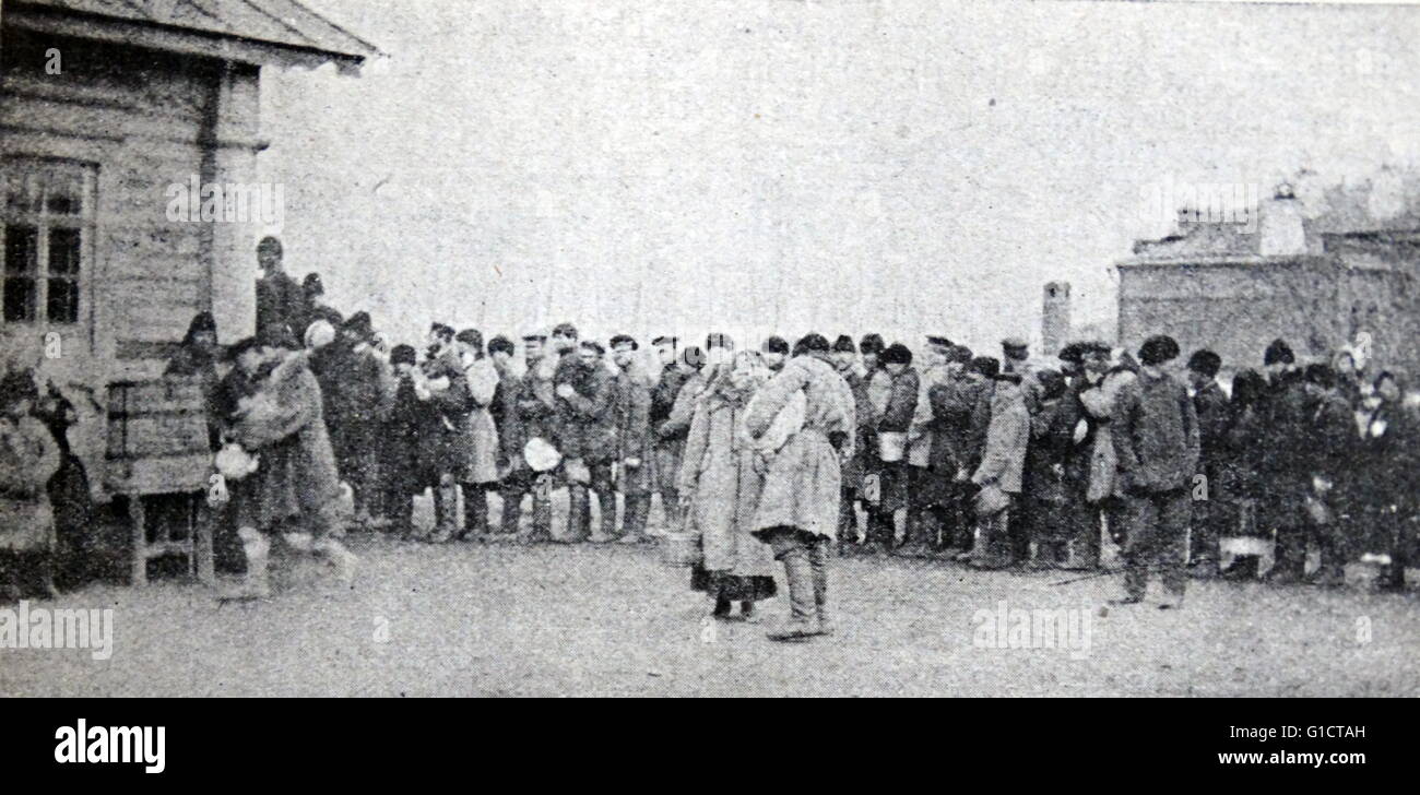 Fotodruck von dritte-Klasse-Passagiere warten Tickets auf der Transsibirischen Eisenbahn Stockfoto