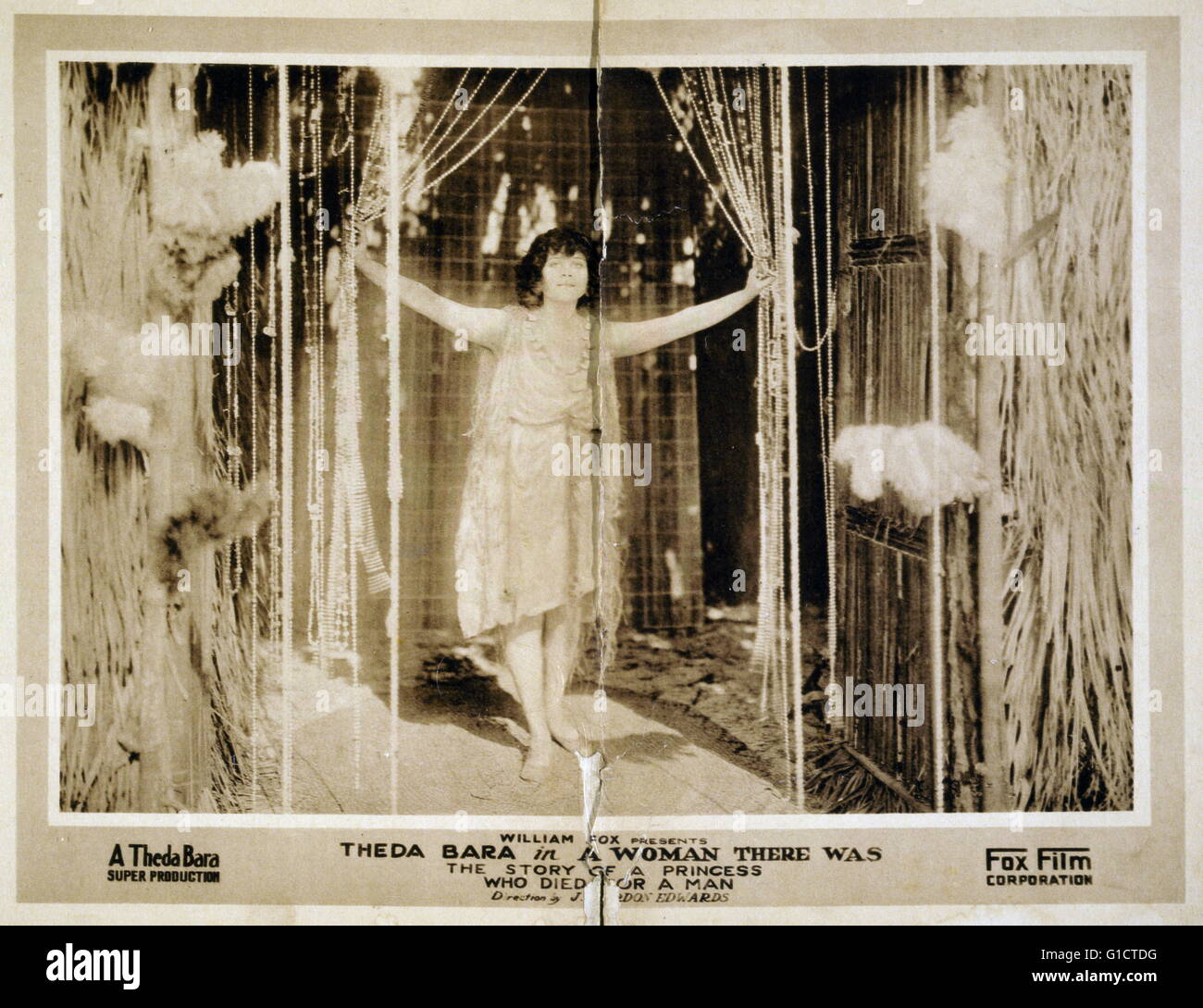 Lobby-Karte zeigt Theda Bara in 'Eine Frau, die gab'. Theda Bara (1885 – 1955) American silent Film- und Theaterschauspielerin. Eine Frau gab ist ein 1919 amerikanischen Südsee Drama Stummfilm Regie von J. Gordon Edwards und mit Theda Bara. Datiert 1919 Stockfoto