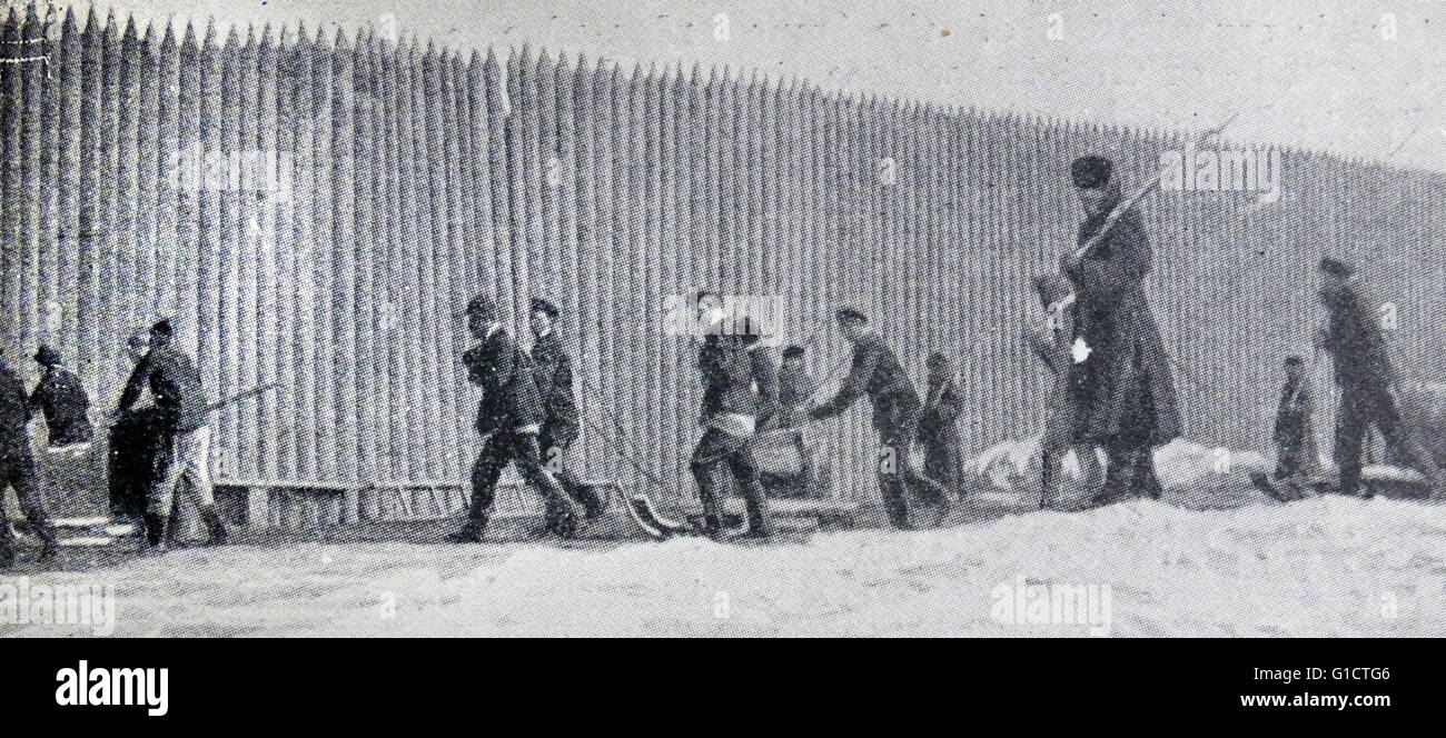Russische Kriegsgefangene außerhalb eine Gefängnis-Palisade in Sibirien; Russland 1900 Stockfoto