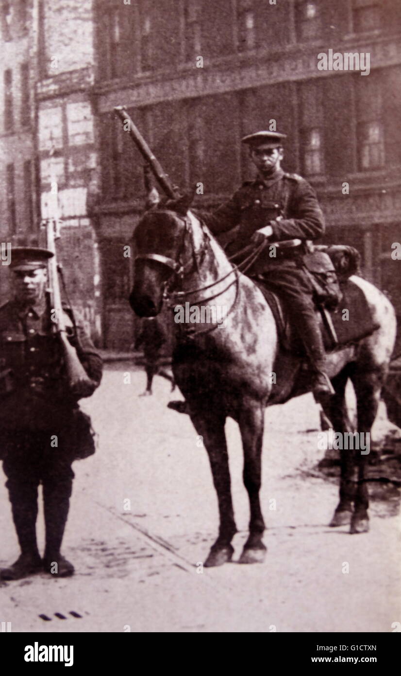 Britische montiert Soldat auf Wache in Dublin; Ostern steigen; ein bewaffneter Aufstand in Irland während der Osterwoche; 1916 die Rising wurde von irischen Republikanern britischen Herrschaft in Irland zu beenden und eine unabhängige Republik Irland montiert Stockfoto
