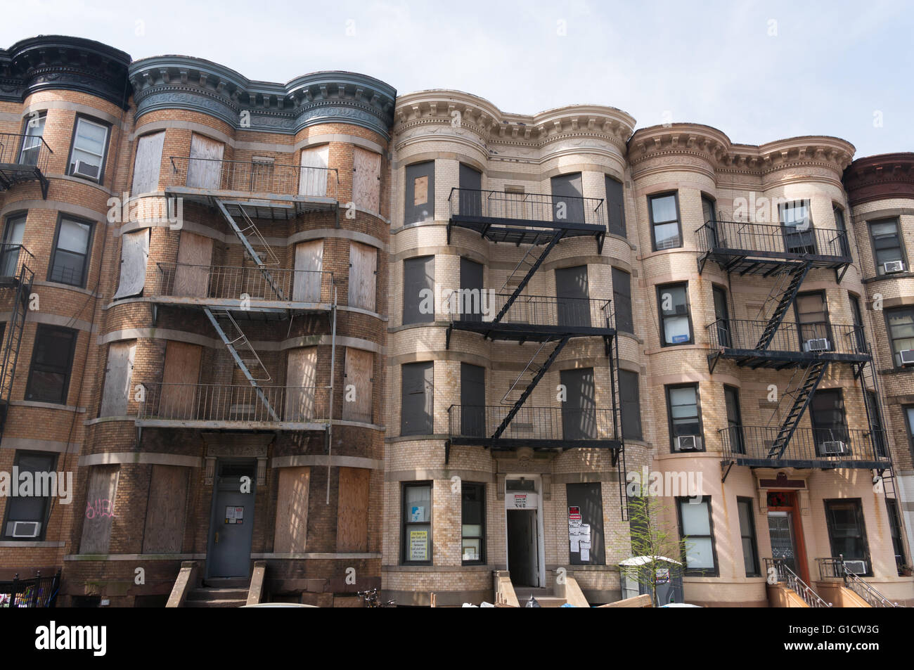 Mit Brettern vernagelt Wohnungen unter Entwicklung 14th Street, Brooklyn, New York, USA Stockfoto