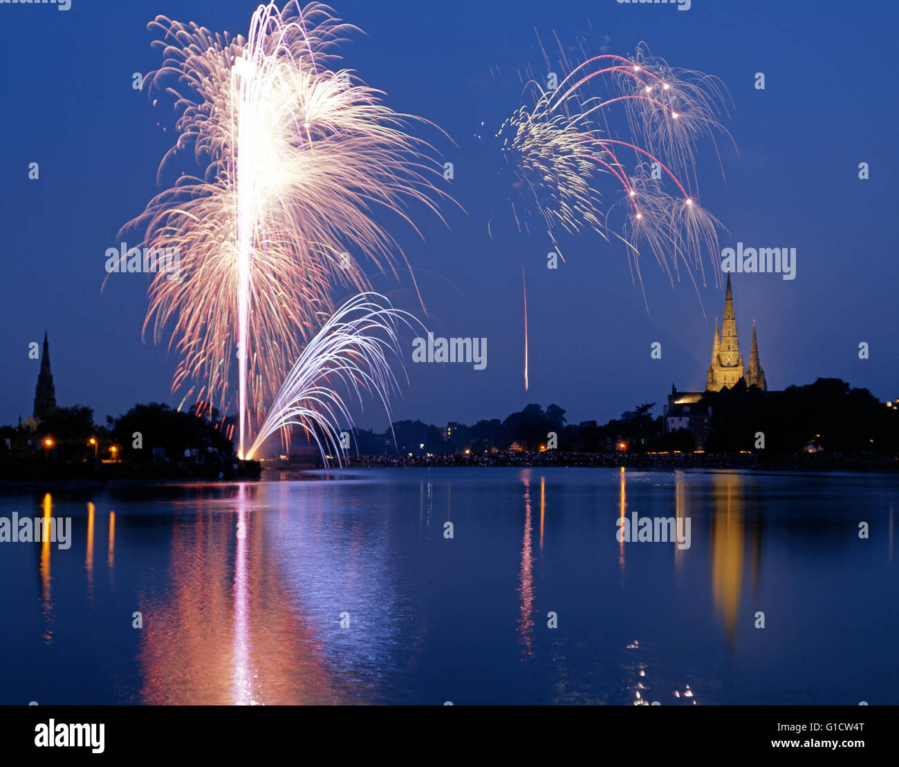 Feuerwerk-Festival über Stowe Pool mit dem Dom auf der Rückseite, Lichfield, Staffordshire, England, Vereinigtes Königreich, West-Europa anzeigen. Stockfoto