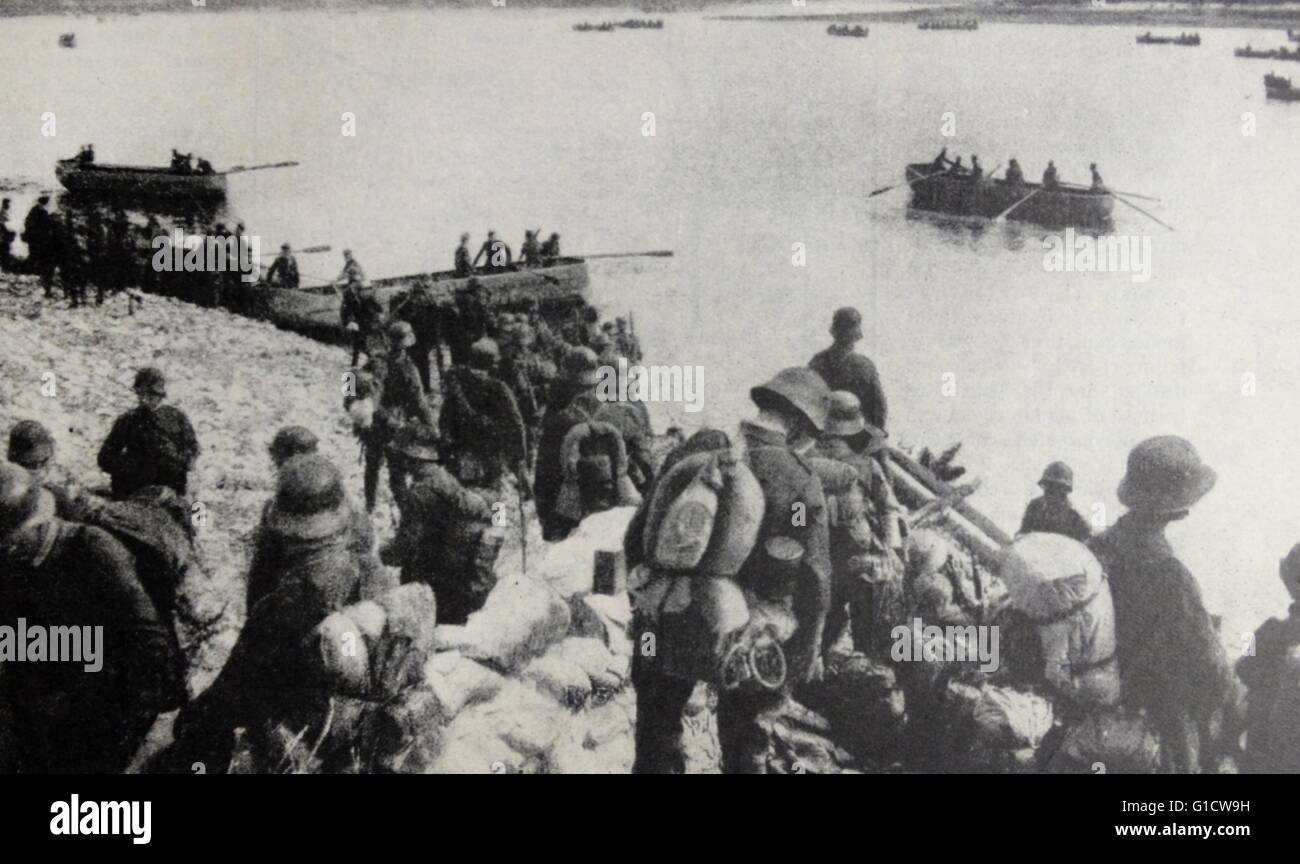 Fotodruck von deutschen Truppen überqueren die Dvina. Datiert 1917 Stockfoto