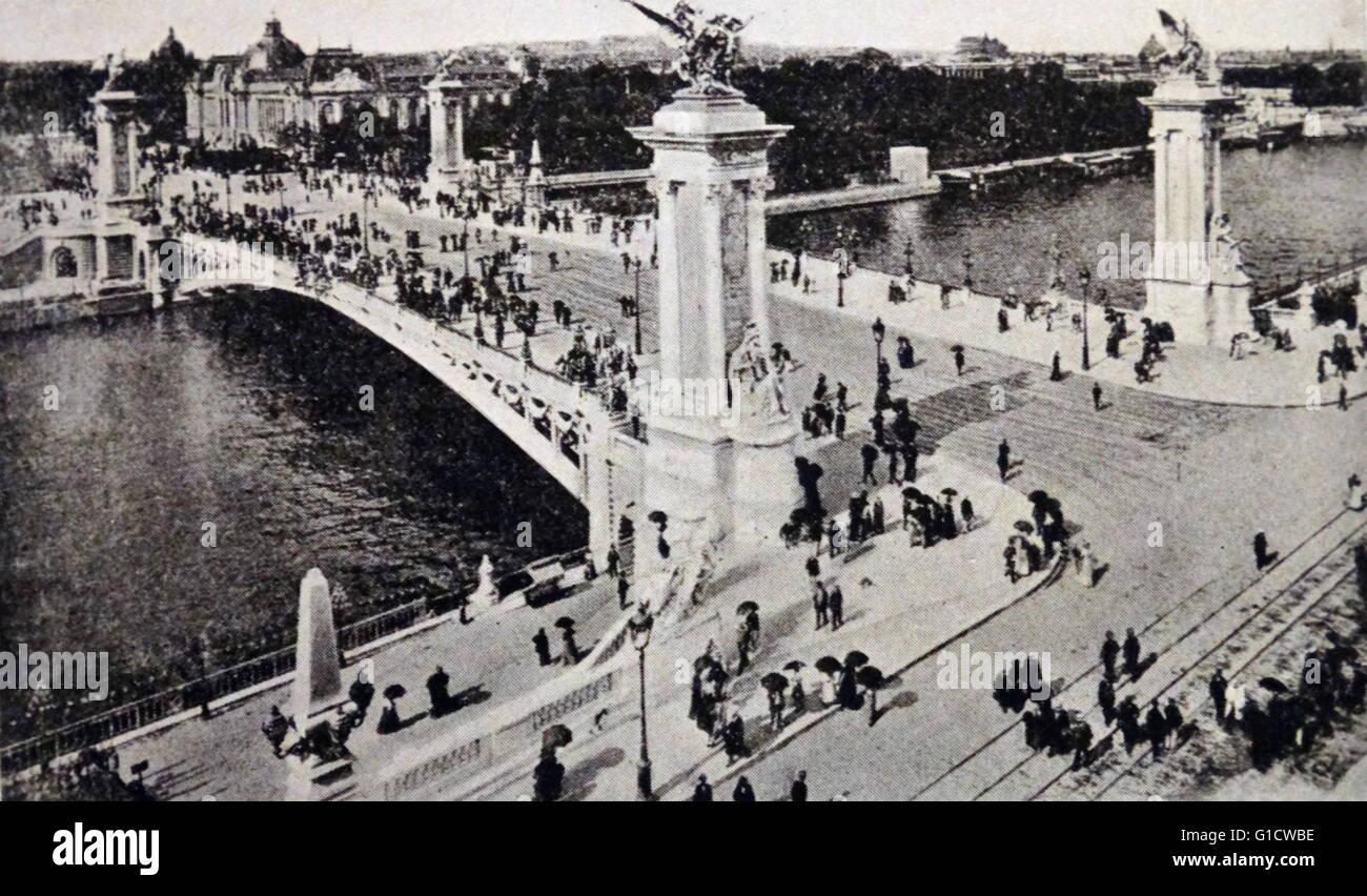 Fotodruck von der Pont Alexandre III, ein Deck Bogenbrücke, die Seine in Paris erstreckt. Vom 20. Jahrhundert Stockfoto
