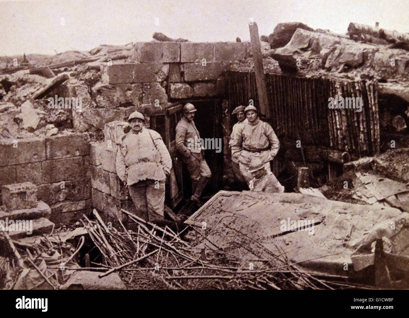 Fotoabzug des siegreichen französischen Soldaten vor einem stillgelegten Tierheim verwendet von den deutschen an Bailly. Vom 20. Jahrhundert Stockfoto