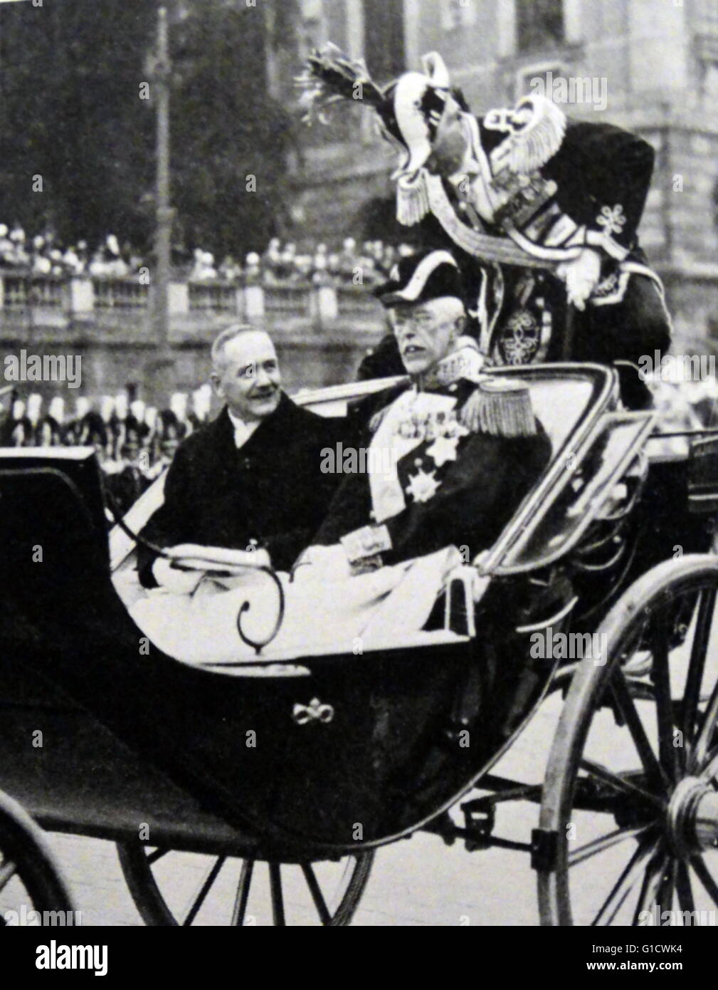 Präsident Lauri Kristian Relander (1883-1942) und König Gustaf v. von Schweden (1858-1950) fahren gemeinsam in einer Kutsche in Stockholm. Vom 20. Jahrhundert Stockfoto