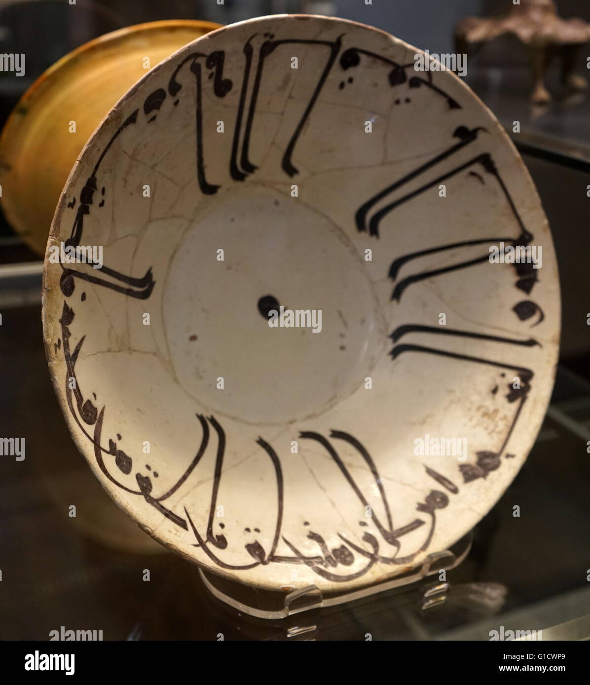 Schale mit kufischen Inschrift aus der Samaniden-Dynastie, Iran. Vom 10. Jahrhundert Stockfoto