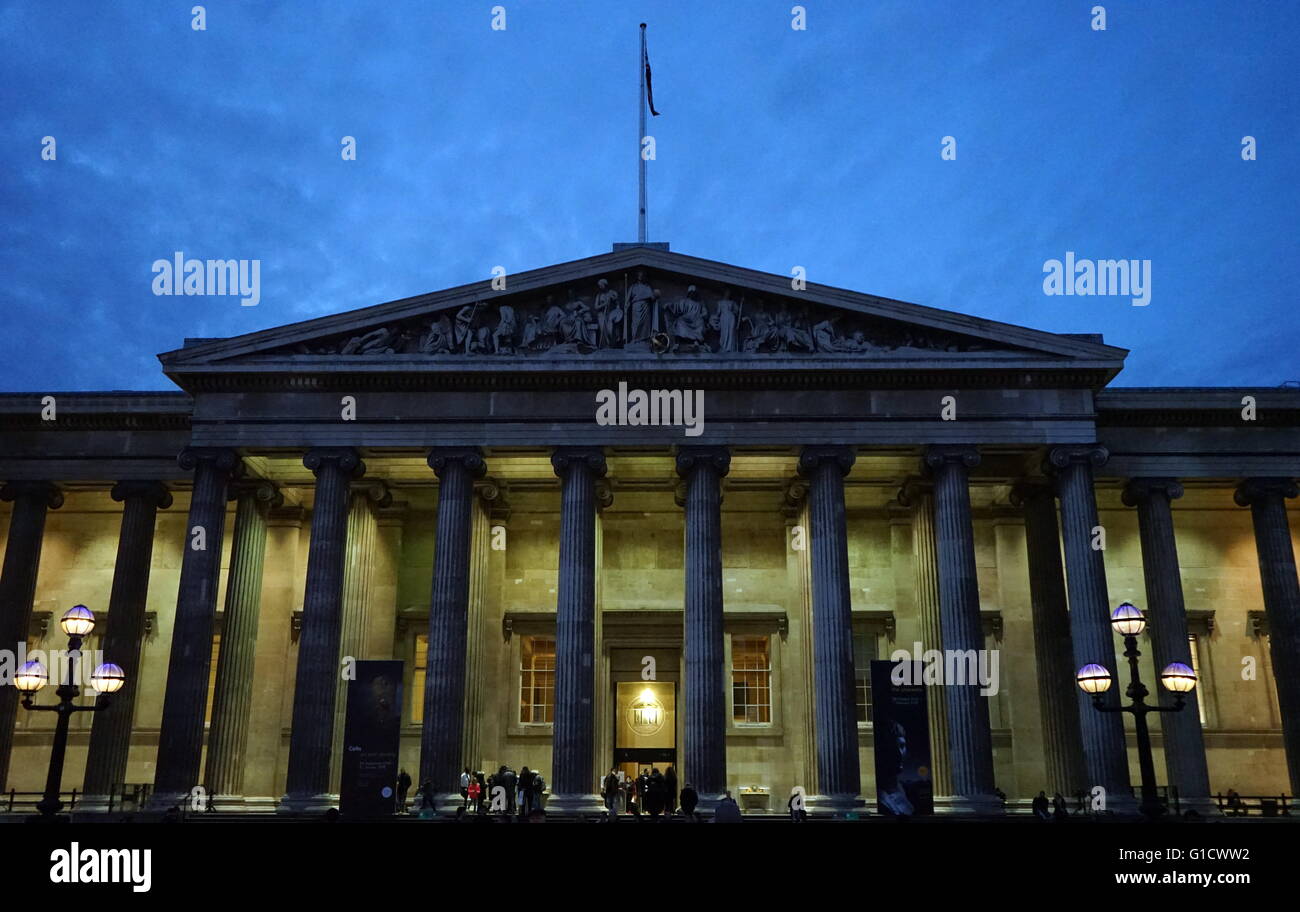 Außenansicht des British Museums in der Abenddämmerung, ein Museum widmet sich der Geschichte der Menschheit, Kunst und Kultur, befindet sich in Bloomsbury von London. Vom 21. Jahrhundert Stockfoto