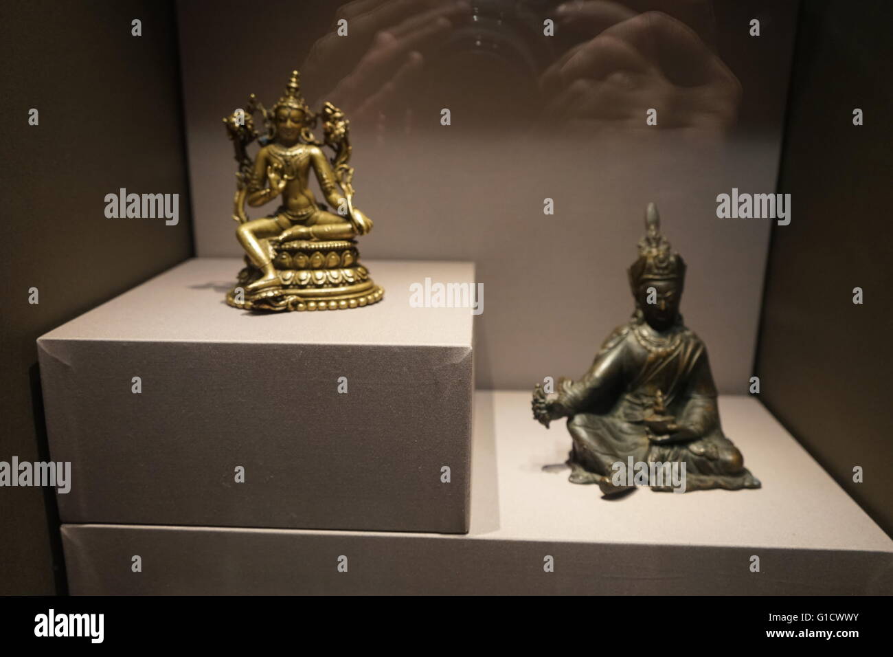 Sitzende Bronzefiguren von Avalokiteshvara, die irdische Manifestation des selbst geboren ewige Buddha Amitabha. Vom 12. Jahrhundert Stockfoto