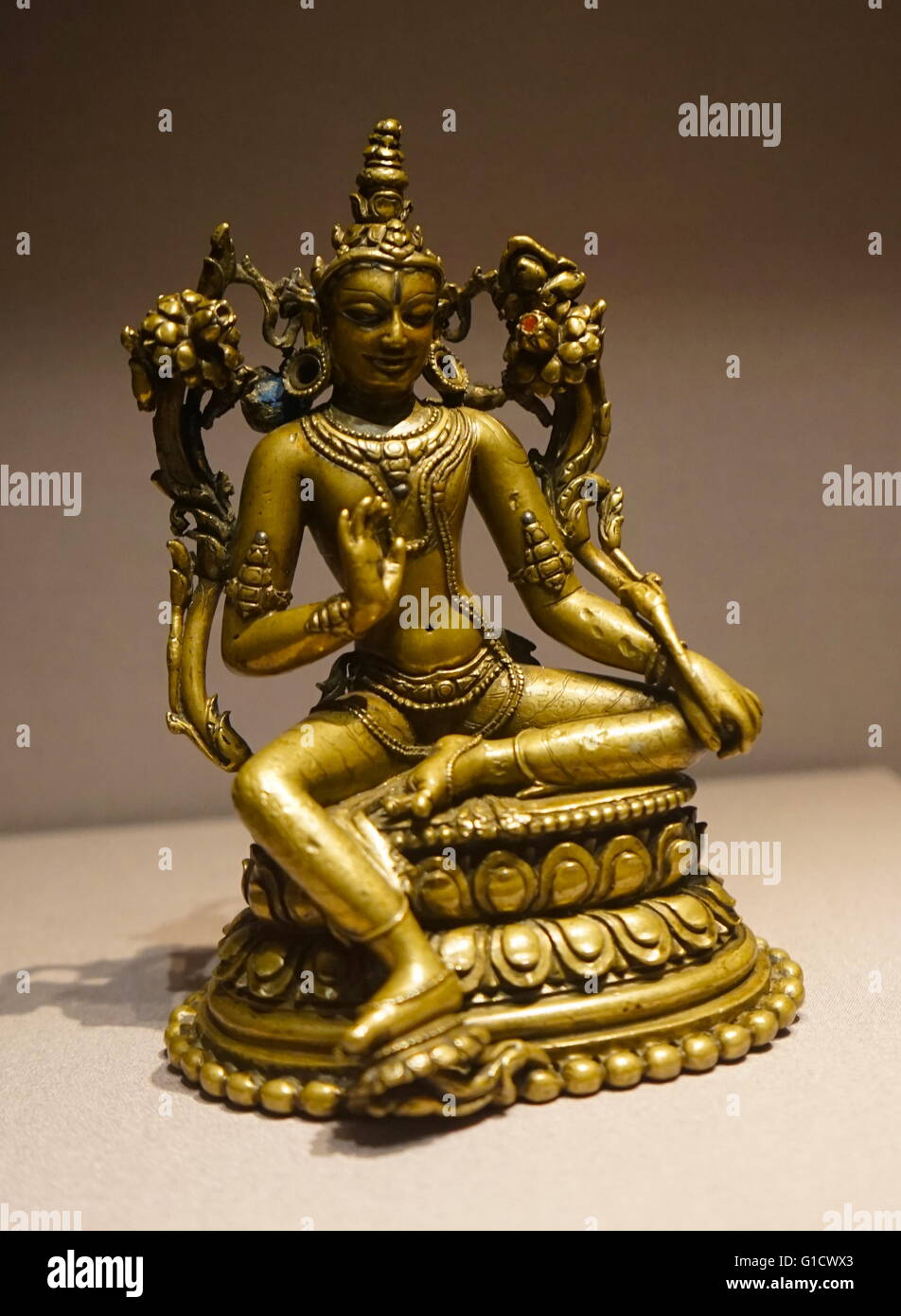 Sitzende Bronzefiguren von Avalokiteshvara, die irdische Manifestation des selbst geboren ewige Buddha Amitabha. Vom 12. Jahrhundert Stockfoto