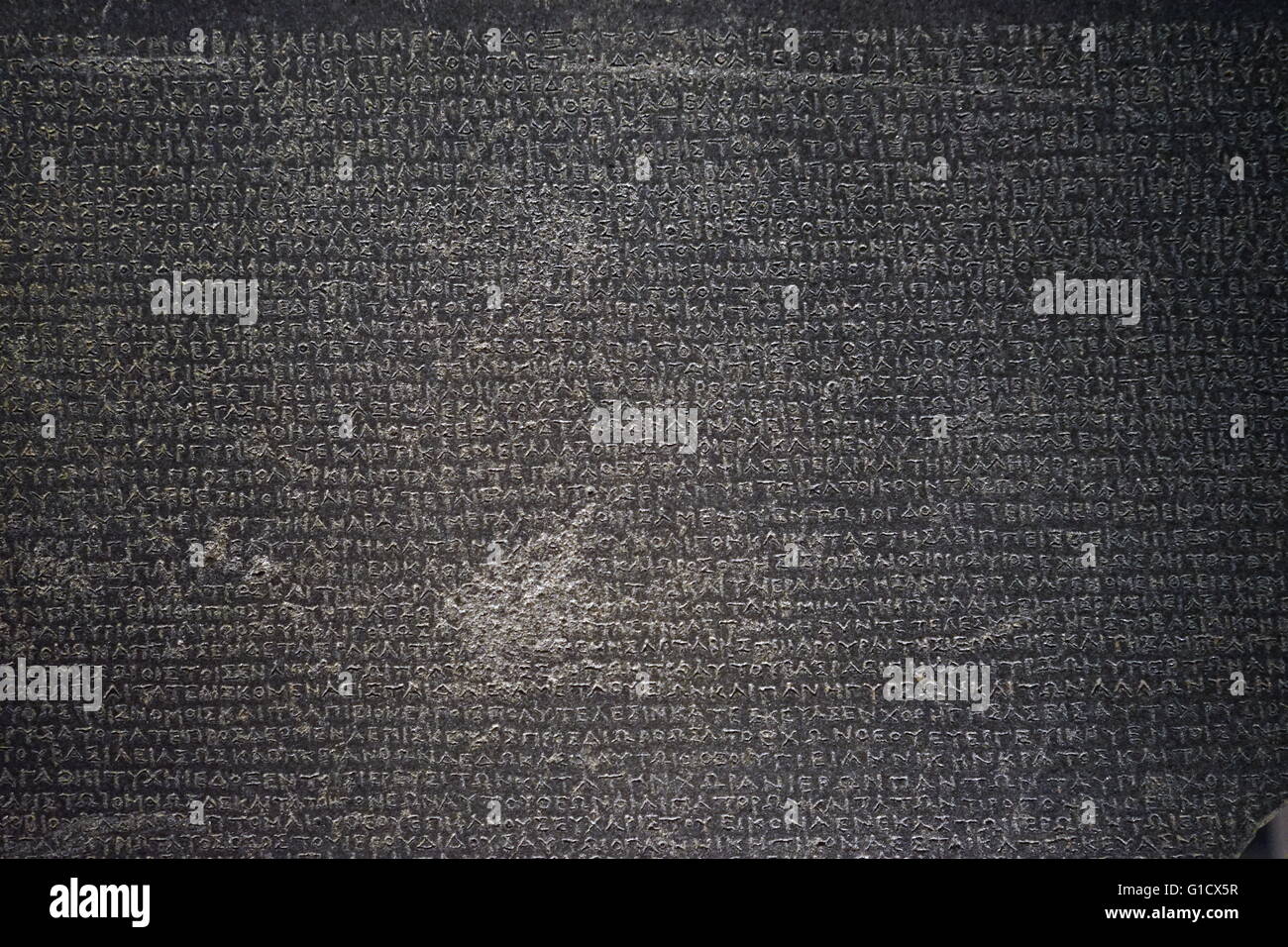 Die alte Rosetta Stone, ein Granodiorit Stele mit einem Erlass in Memphis eingeschrieben. Vom 2. Jahrhundert v. Chr. Stockfoto