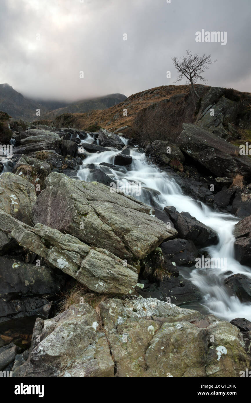 Berg Kaskade bei Cwm Idwal in der Glyderau Strecke der Berge im Norden Snowdonia National Park in Nordwales Stockfoto