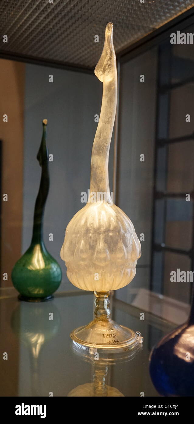 Durchsichtiger Glasflasche mit Schwanenhals Stockfoto