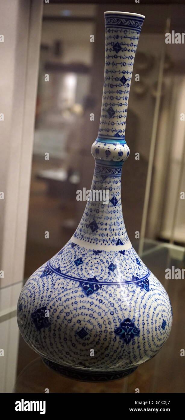 Flasche, gemalt in Cobalt Unterglasur mit Spirale Schriftrollen aus Kütahya, Türkei. Datiert aus dem 16. Jahrhundert Stockfoto