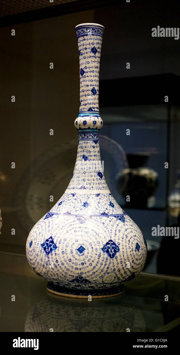 Flasche, gemalt in Cobalt Unterglasur mit Spirale Schriftrollen aus Kütahya, Türkei. Datiert aus dem 16. Jahrhundert Stockfoto