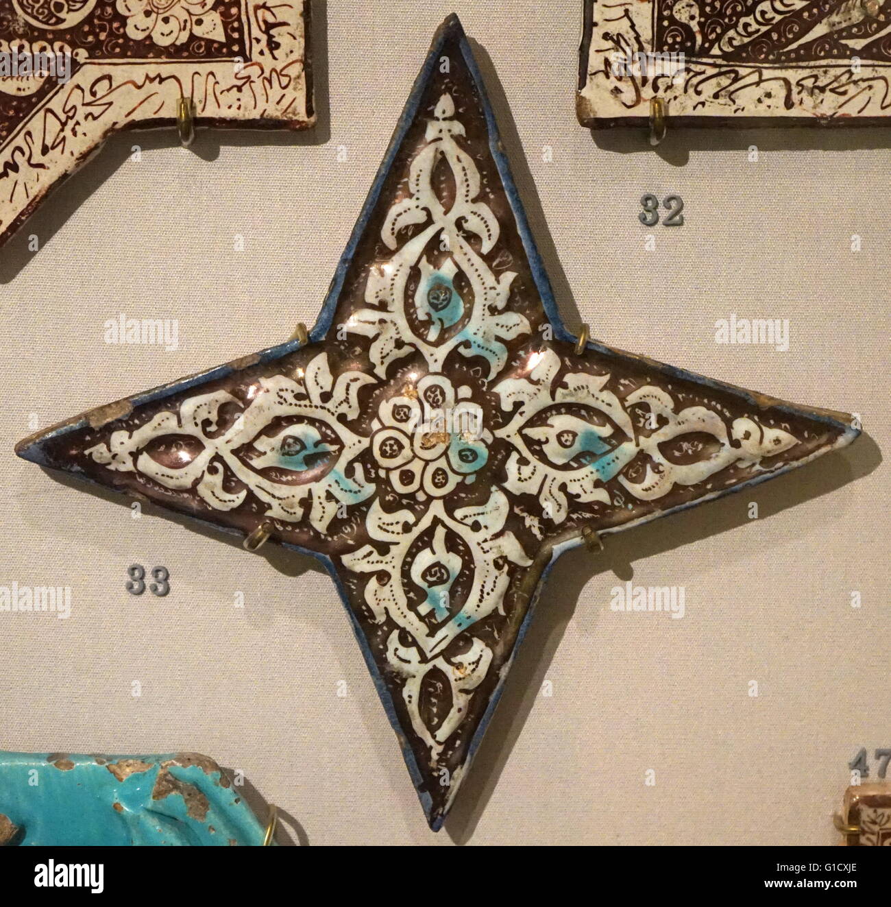 Glanz vierzackiger Stern Kachel mit geformten Dekoration aus dem Iran. Vom 13. Jahrhundert Stockfoto