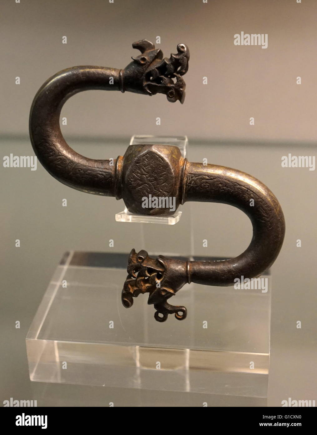 S-förmige Haken mit zwei Drachen-headed Kreuzblumen, hergestellt aus Messing gegossen und gold Tauschierens. Datiert aus dem 16. Jahrhundert Stockfoto