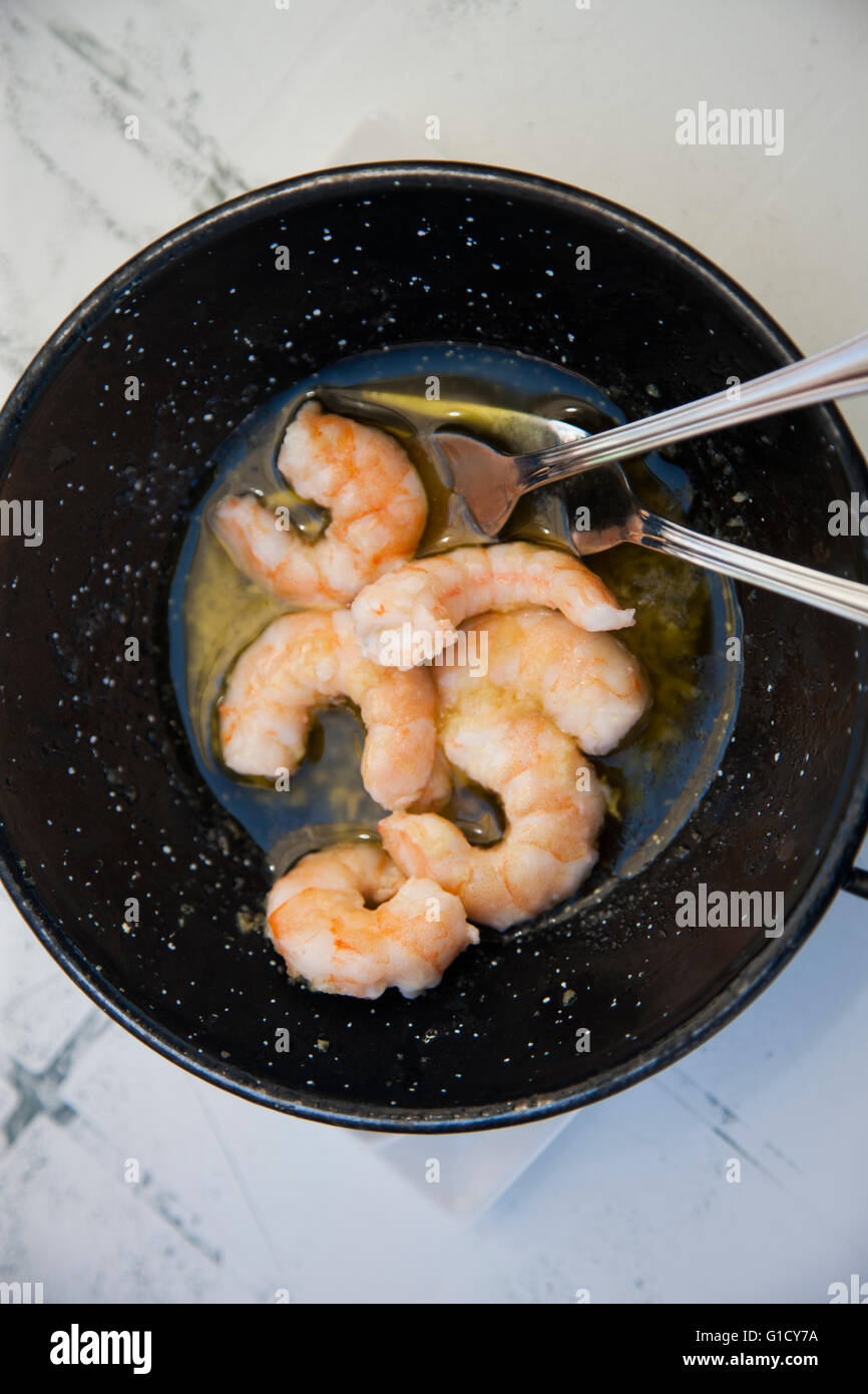 Gambas al Ajilo ist eine spanische Tapas, als eine Vorspeise zu teilen. Stockfoto