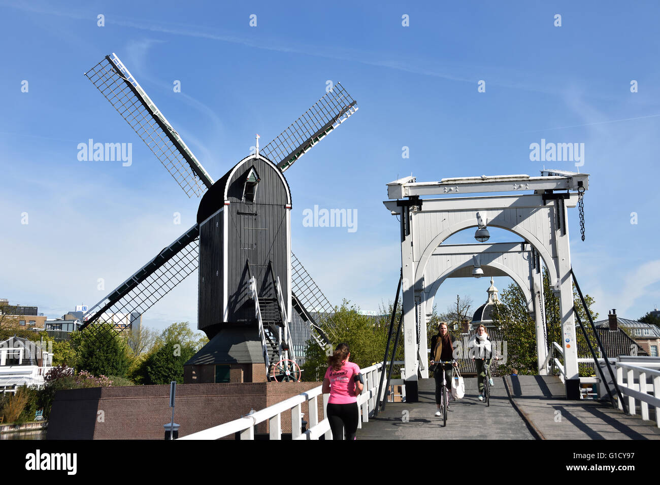 Windmühle der Put Old Port Hafen Leiden Niederlande Holland neue Rhein Galgewater Nieuwe Rijn Stockfoto