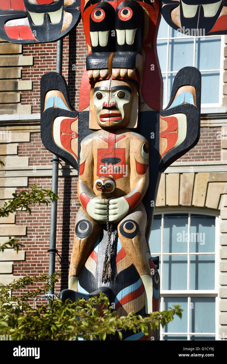 Rande Cook Totempfahl wurde dauerhaft außerhalb der Museum Volkenkunde Leiden in den Niederlanden installiert Stockfoto
