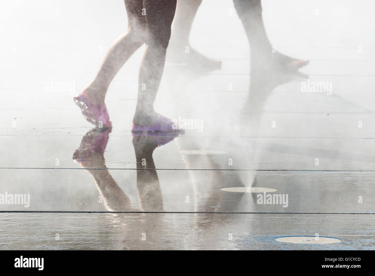Leute, die Spaß in einem Spiegel-Brunnen vor dem Place De La Bourse in Bordeaux, Frankreich Stockfoto