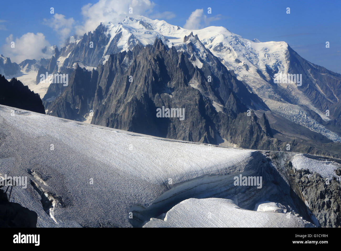 Les Trois Mont Blancs. Mont Blanc du Tacul (4248 m) und seine Satelliten, Mont Maudit (4465 m) und dem Mont Blanc (4810 m). Blick vom Stockfoto