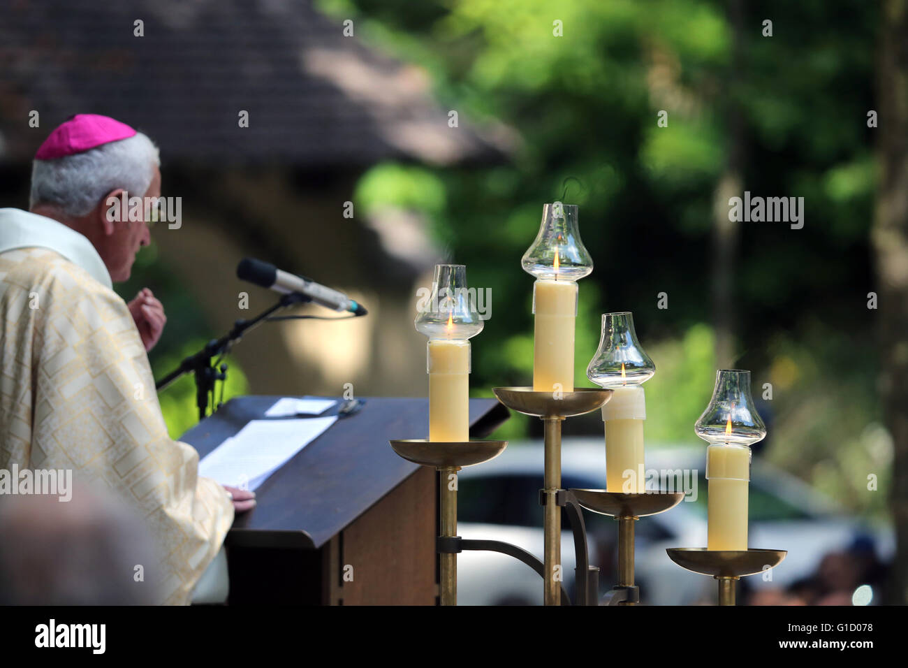 Heiligtum der Benite La Fontaine. Mgr Yves Boivineau.  Predigt.  La Roche-Sur-Foron. Frankreich. Stockfoto