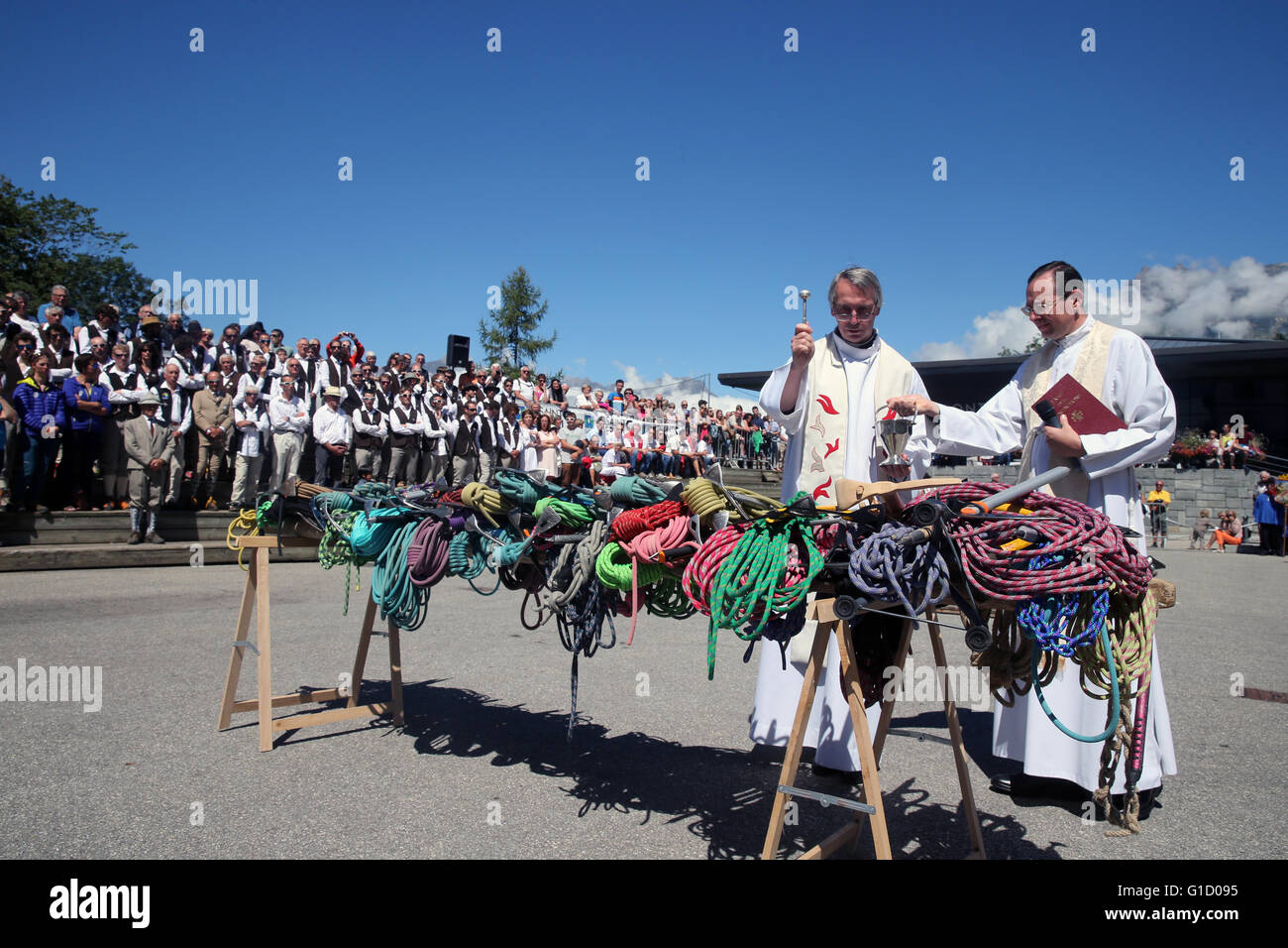 Saint-Gervais traditionellen Mountain Guides Festival.  Priester Segen Eispickel und Seile. Frankreich. Stockfoto