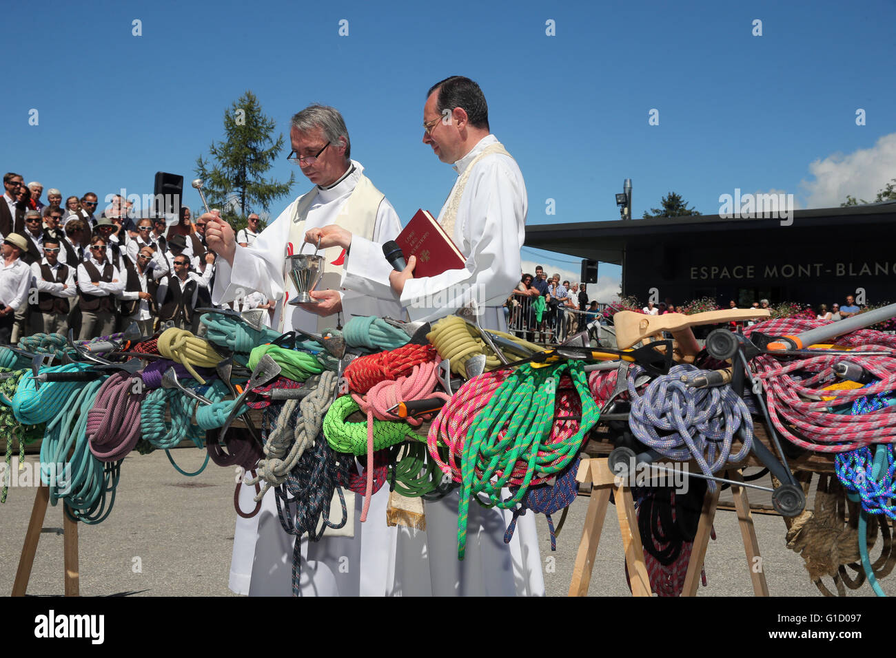Saint-Gervais traditionellen Mountain Guides Festival.  Priester Segen Eispickel und Seile. Frankreich. Stockfoto