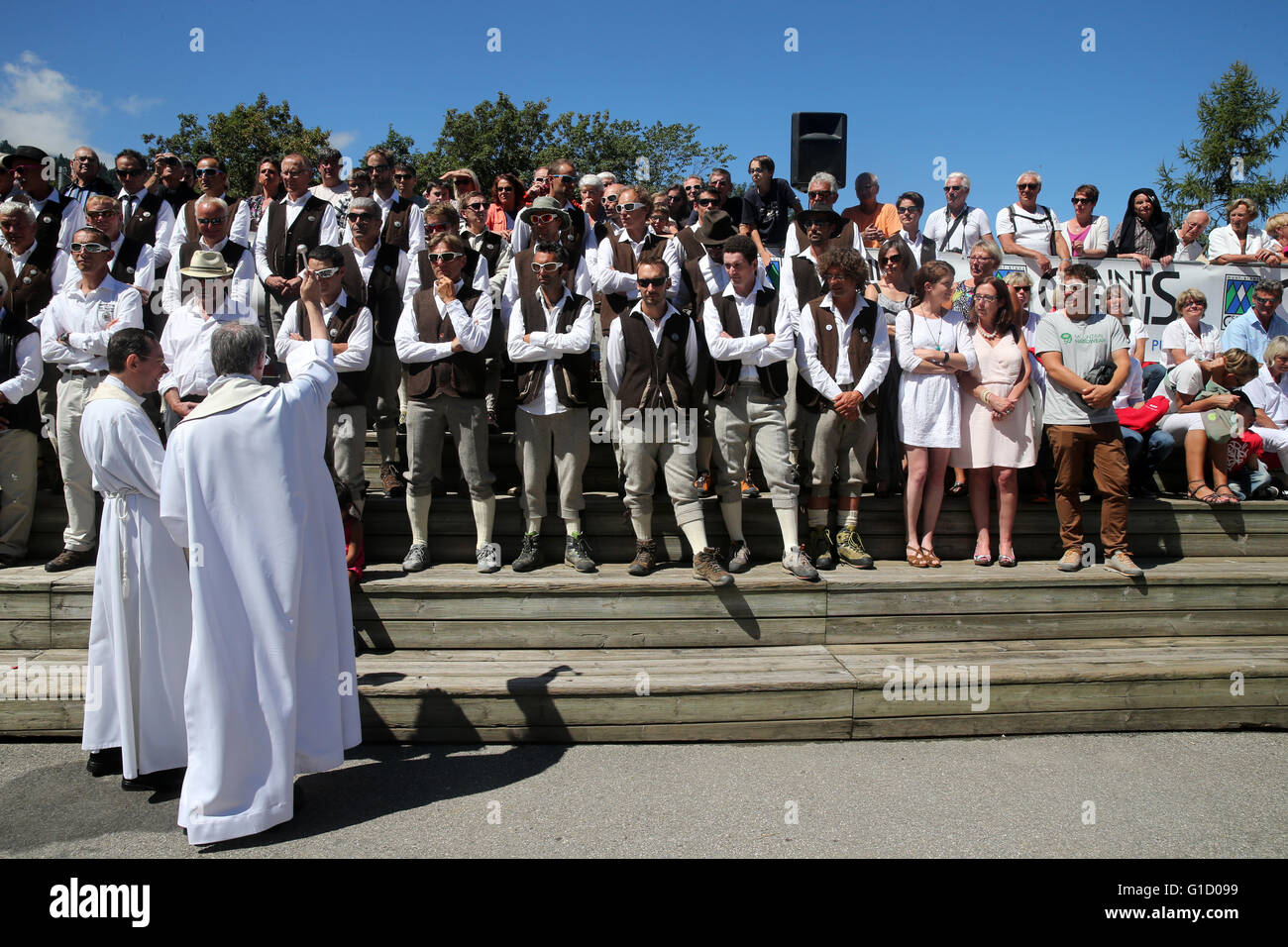 Saint-Gervais traditionellen Mountain Guides Festival.  Der Priester segnet.  Frankreich. Stockfoto