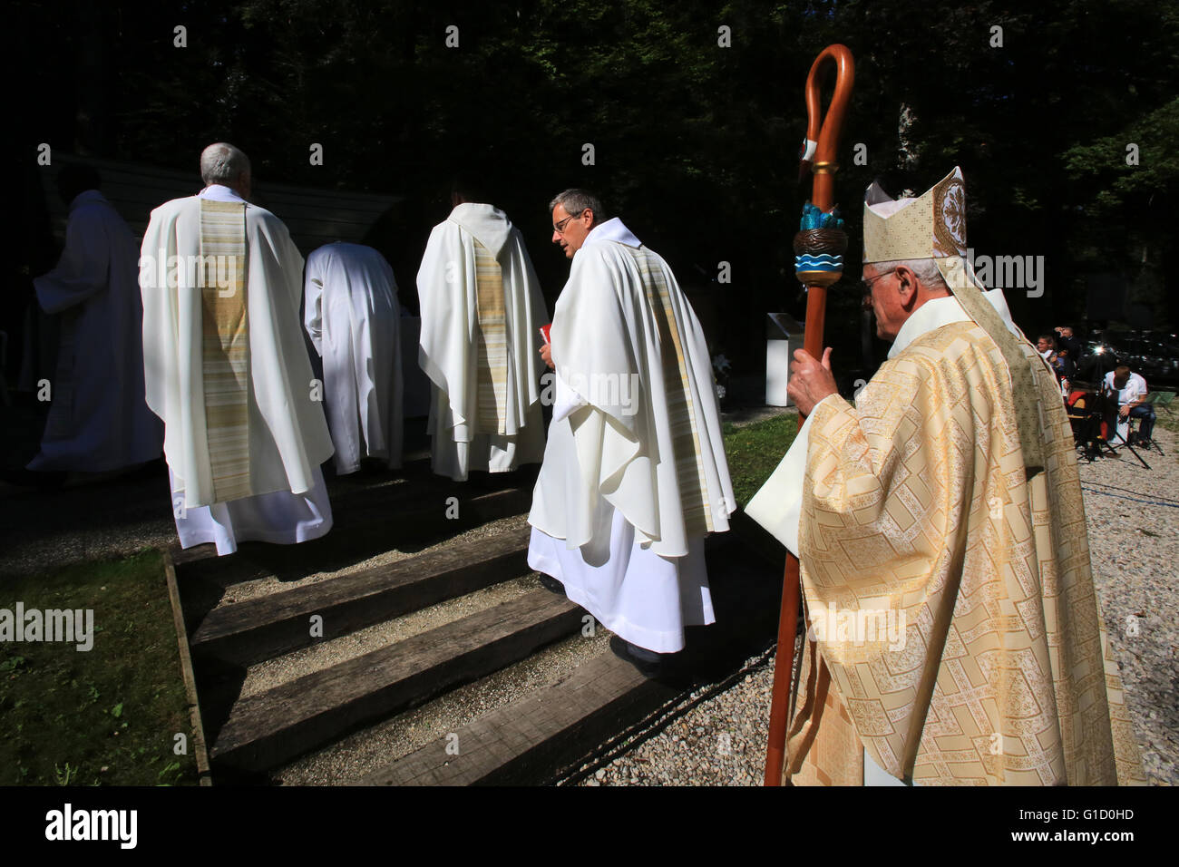 Mgr Yves Boivineau. Prozession. Diözesanen Pilgerreise. Heiligtum der Benite La Fontaine. La Roche-Sur-Foron. Frankreich. Stockfoto