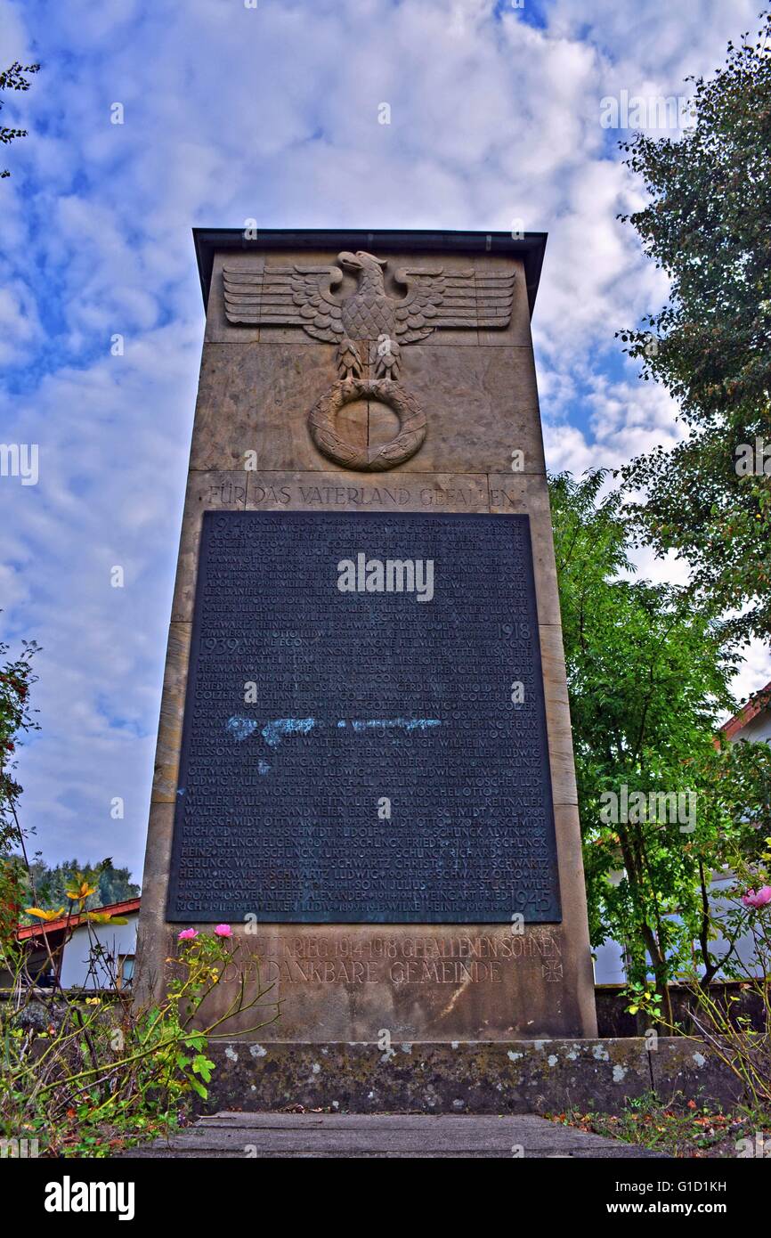 German World War Memorial errichtet 1935 in Saaarland. Mitte 'Turm', darunter viele Namen. Deutsches Reich Adler Stockfoto