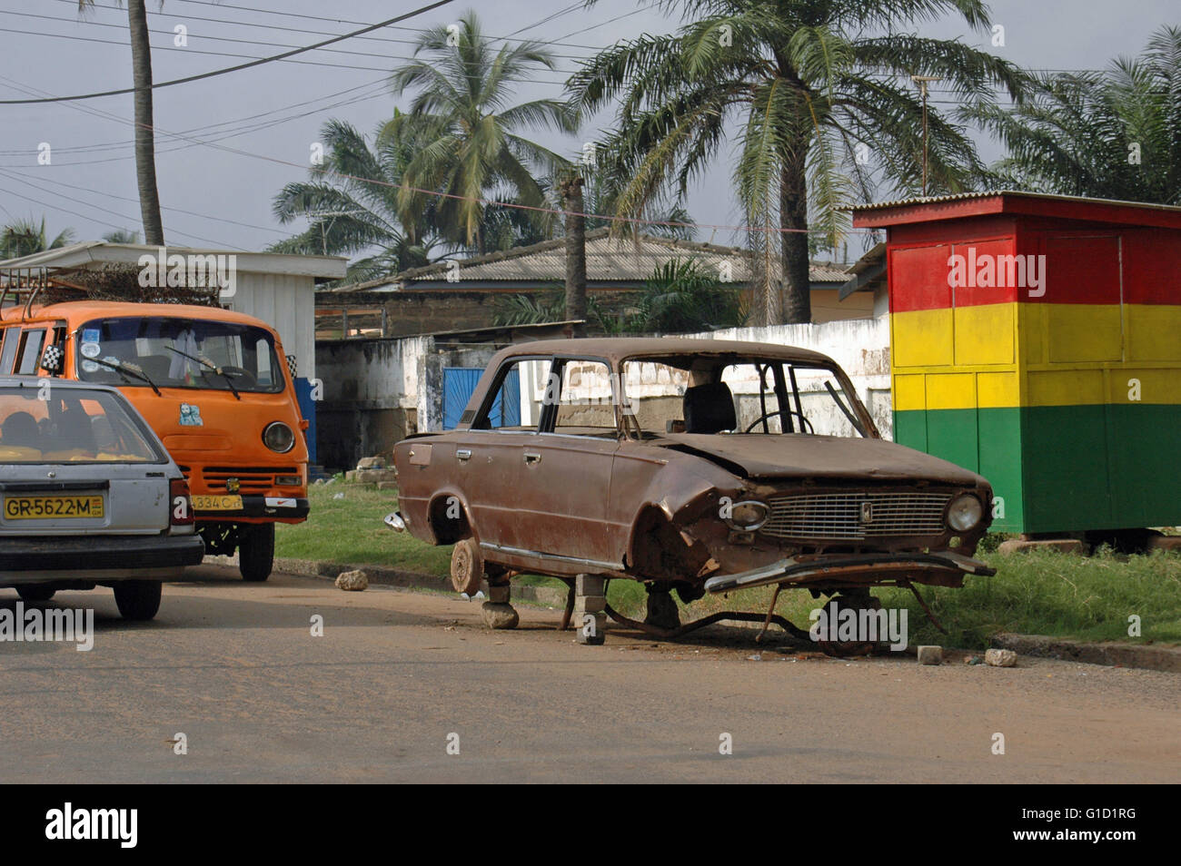 Ein verwesender russischen Lada (russische Version von Fiat), auf der Straße in Accra, Ghana. Der Besitzer ist nicht weit entfernt... Stockfoto