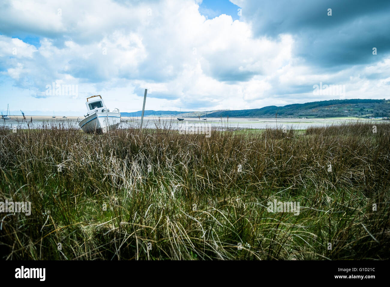 Boot vor Anker in Red Wharf Bay bei Flut Stockfoto