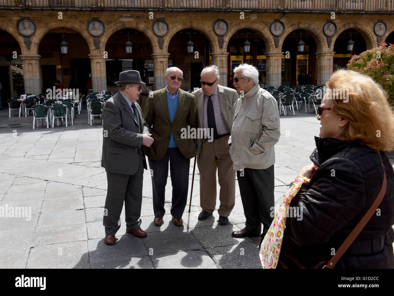 Ältere alte spanische Männer treffen und reden in Salamanca Spanien Stockfoto