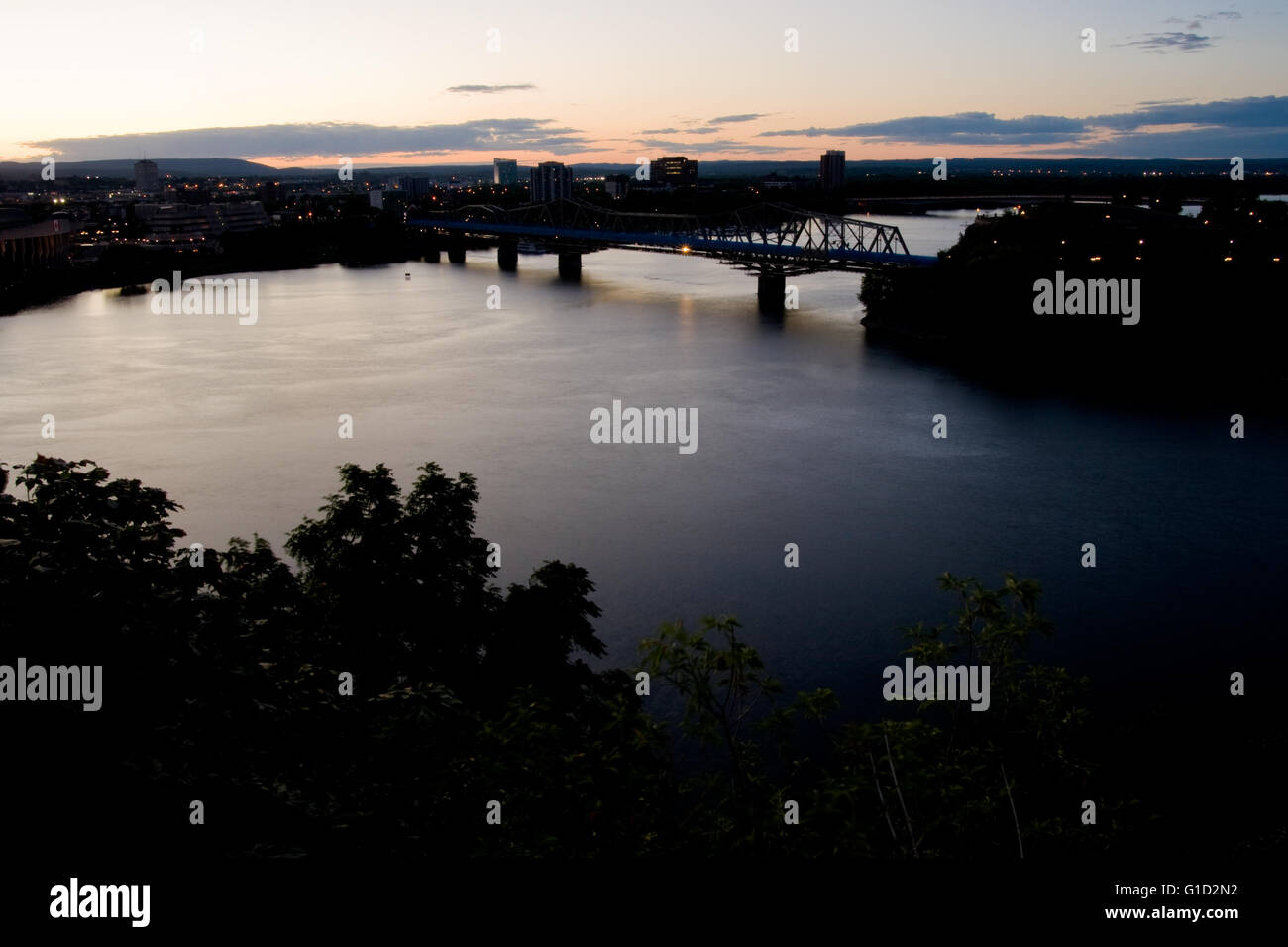 Abendfoto der Alexandra Bridge, einer freitragenden Stahltraversen-Brücke, die Hull Quebec und Ottawa Ontario verbindet Stockfoto