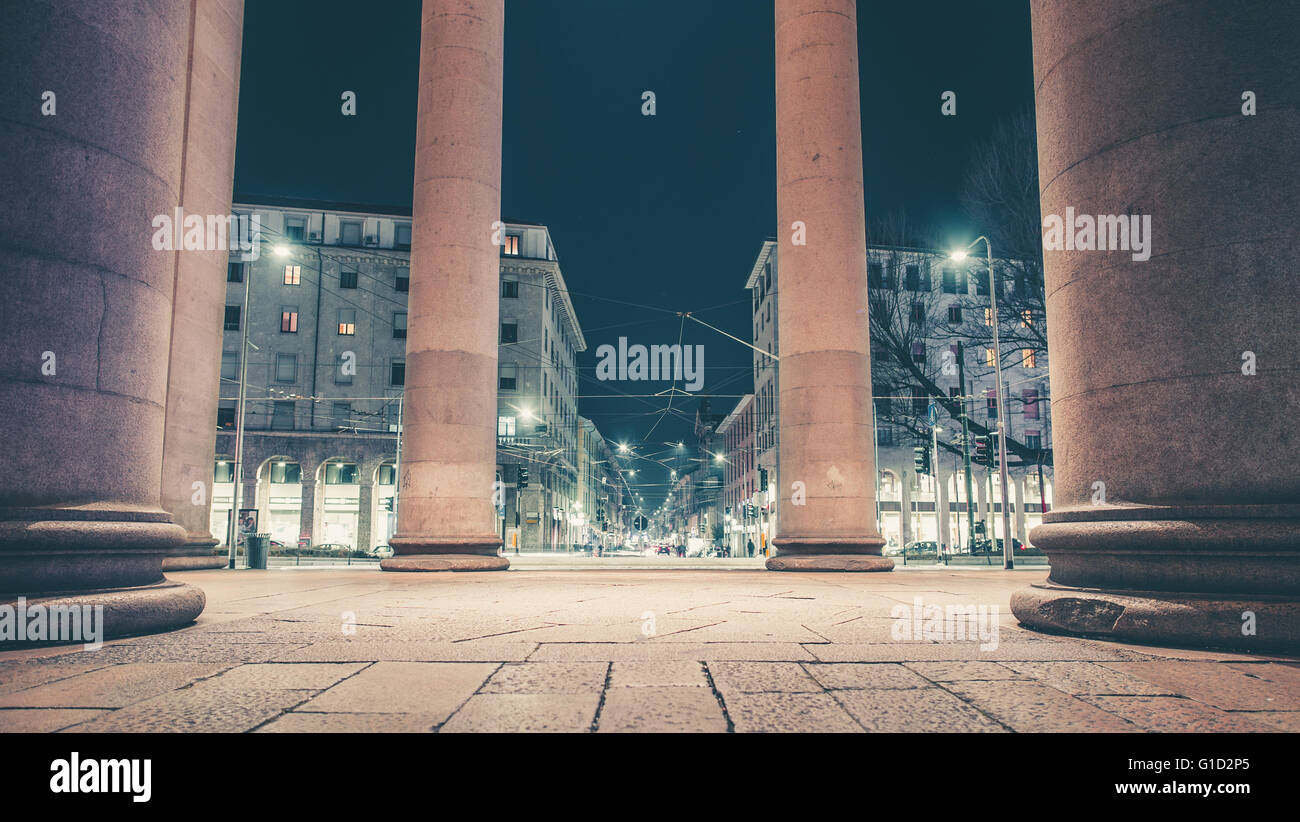 Klassischen Säulen und schnellen Verkehr nachts Stockfoto