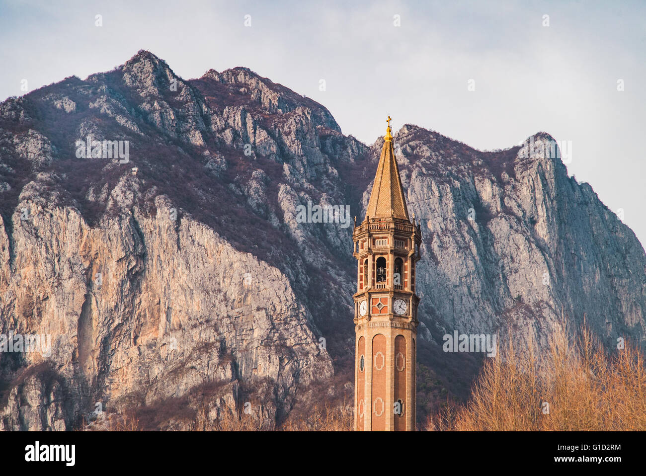Lecco Glockenturm und Berge Stockfoto