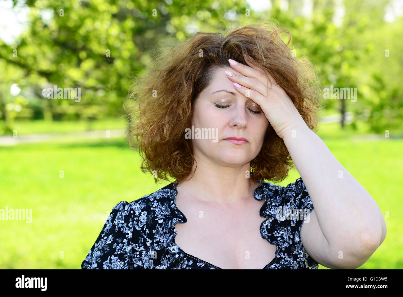 Frau berührt seine Hand auf der Stirn, Kopfschmerzen Stockfoto