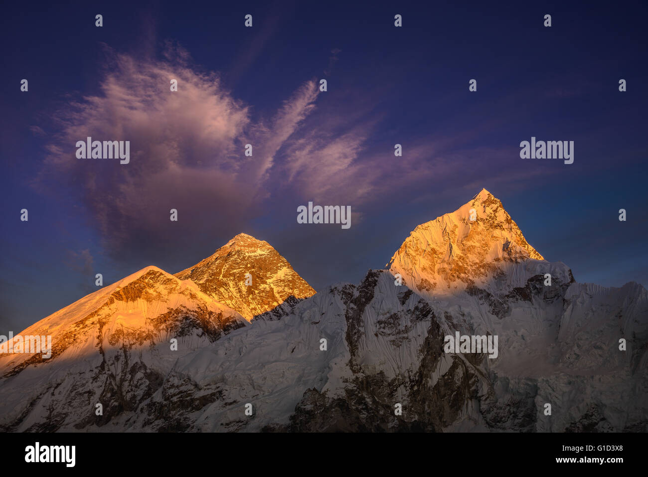 Alpen Glühen über das Gesicht des Mt. Everest und Nuptse Berg während des Sonnenuntergangs im Himalaya Stockfoto