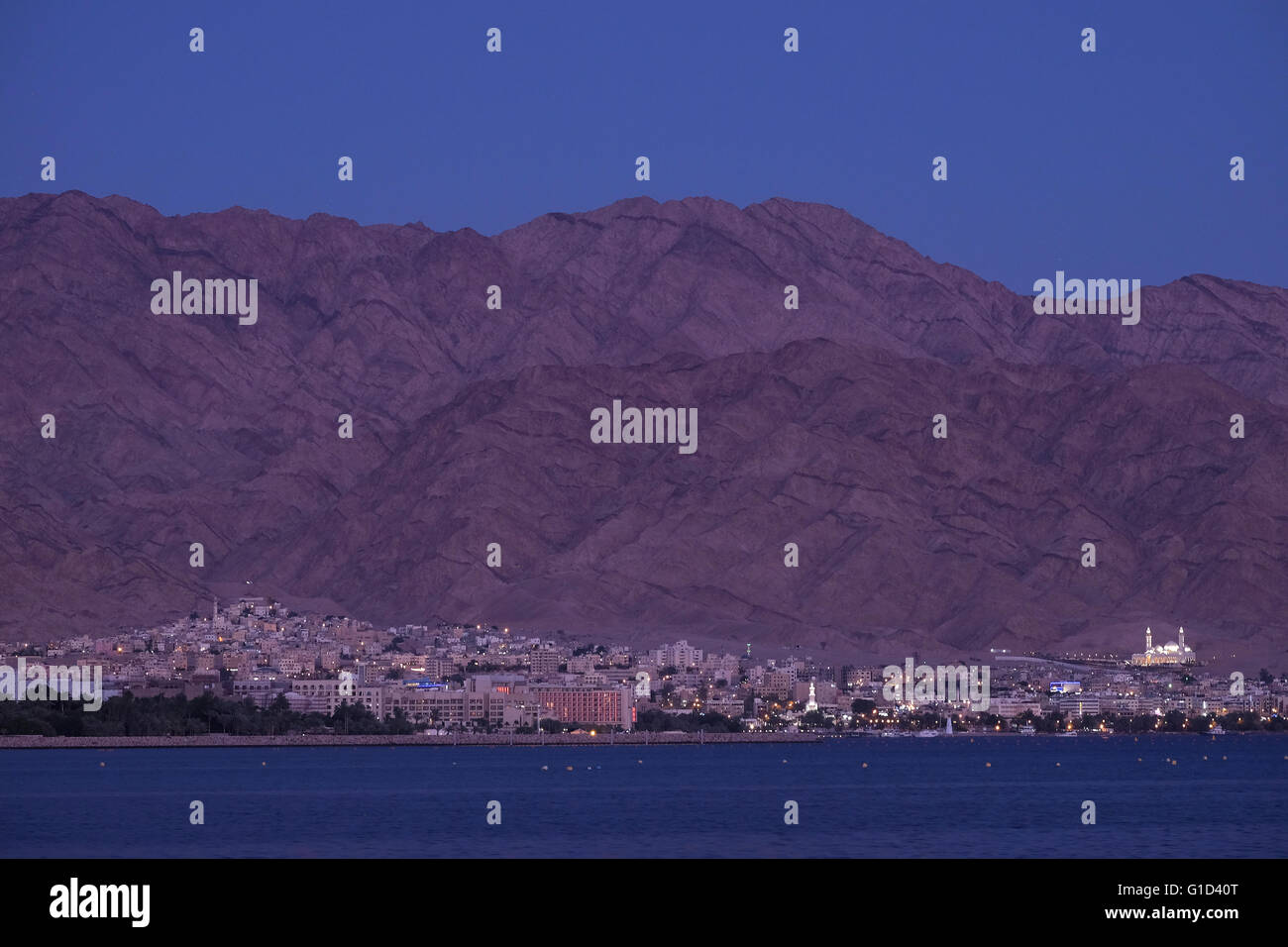Abends Blick auf Aqaba die einzige Küstenstadt in Jordanien an der Nordspitze des Roten Meeres am Golf von Aqaba Stockfoto